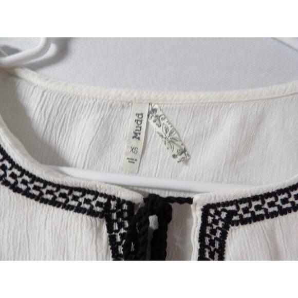 Mudd Tunic Top XS Boho Crinkle Gauzy Embroidered White Tassel Balloon Slv - Picture 10 of 12